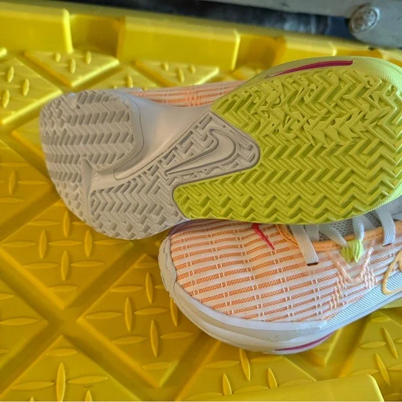 Mens NIKE LEBRON WITNESS VI WHITE/LT LEMON TWIST SIZE MEN'S 7.5 [CZ4052-101] - Picture 3 of 4